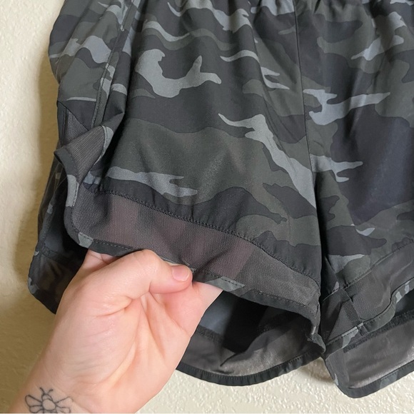 Women's Athleta Printed Mesh Racer Run Short 4" Size Small - Picture 6 of 12